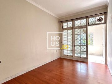 TERMURAH !! DIJUAL RUMAH VIEW TAMAN DI TEBET BARAT, SIAP HUNI BNAGUNAN 2 LANTAI, AKSES JLN 2 MOBIL, LOKASI STRATEGIS, NEGO !!