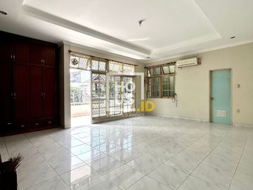 TERMURAH !! DIJUAL RUMAH VIEW TAMAN DI TEBET BARAT, SIAP HUNI BNAGUNAN 2 LANTAI, AKSES JLN 2 MOBIL, LOKASI STRATEGIS, NEGO !!