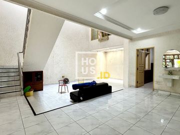 TERMURAH !! DIJUAL RUMAH VIEW TAMAN DI TEBET BARAT, SIAP HUNI BNAGUNAN 2 LANTAI, AKSES JLN 2 MOBIL, LOKASI STRATEGIS, NEGO !!