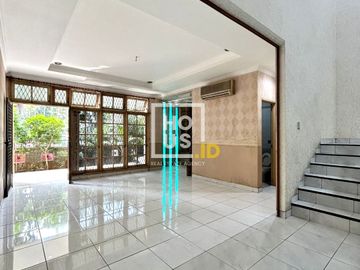TERMURAH !! DIJUAL RUMAH VIEW TAMAN DI TEBET BARAT, SIAP HUNI BNAGUNAN 2 LANTAI, AKSES JLN 2 MOBIL, LOKASI STRATEGIS, NEGO !!