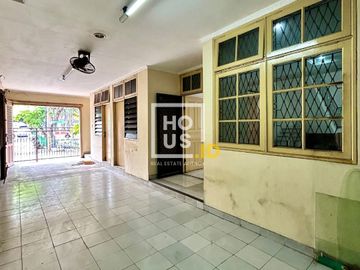 TERMURAH !! DIJUAL RUMAH VIEW TAMAN DI TEBET BARAT, SIAP HUNI BNAGUNAN 2 LANTAI, AKSES JLN 2 MOBIL, LOKASI STRATEGIS, NEGO !!