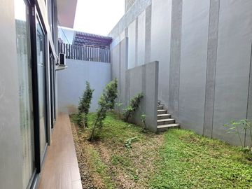 DIJUAL RUMAH MEWAH LYNDON NAVAPARK