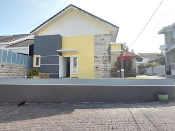 DIJUAL Rumah Terawat Dg Ruang Tamu Open Space Siap Huni Lingkungan Asri Dekat Alun-Alun Kota dan Fasilitas Publik di Cluster Tanjung Priok Sukun