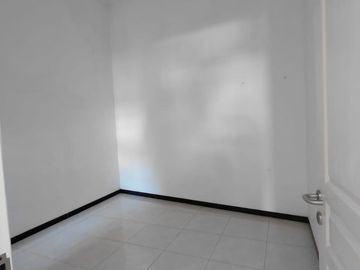 DIJUAL Rumah Terawat Dg Ruang Tamu Open Space Siap Huni Lingkungan Asri Dekat Alun-Alun Kota dan Fasilitas Publik di Cluster Tanjung Priok Sukun