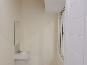 Rumah siap huni 2 lantai 4+1 kamar hadap utara di Topaz
