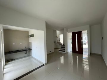 2 LANTAI – LUAS TANAH 102M2!! DIJUAL RUMAH (CLUSTER DEPAN) BARU RENOVASI - DI GRAND HARVEST – WIYUNG SURABAYA