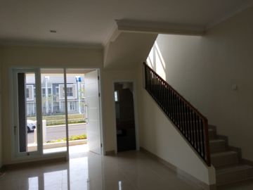 Rumah 2 lantai 3+1 kamar hadap utara di Vivaldi