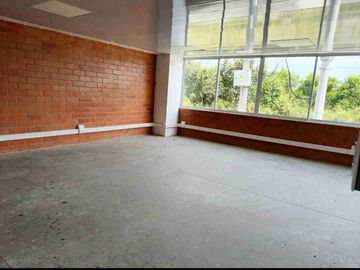 VENDO BODEGA INDUSTRIAL AL PIE DEL AEROPUERTO ALFONSO BONILLA ARAGÓN ÁREA 2000 M2