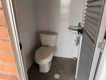 VENDO BODEGA INDUSTRIAL AL PIE DEL AEROPUERTO ALFONSO BONILLA ARAGÓN ÁREA 2000 M2