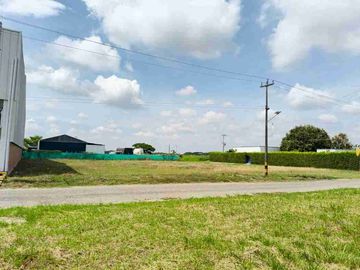VENDO BODEGA INDUSTRIAL AL PIE DEL AEROPUERTO ALFONSO BONILLA ARAGÓN ÁREA 2000 M2