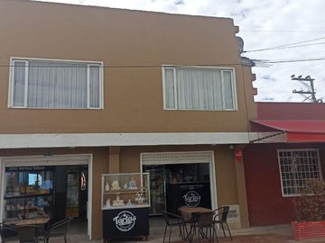 CASA COMERCIAL CON LOCALES