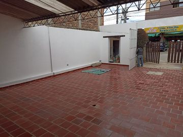 CASA COMERCIAL CON LOCALES