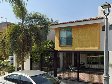 VENTA DE CASA CON EXCELENTE UBICACION Y PLUSVALIA CERCA DE FLUIVIAL VALLARTA