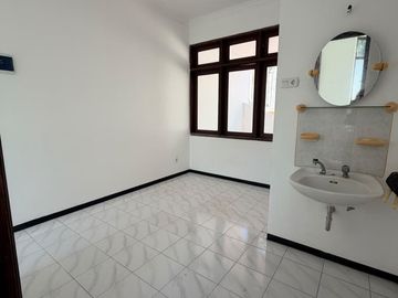 House For Rent! Rumah Graha Famili - Bangunan 2 Lantai, Terawat!