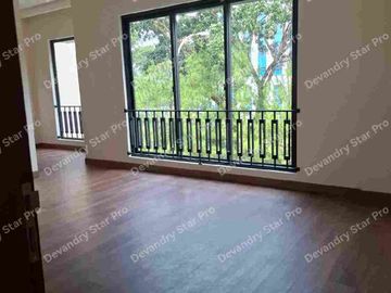 Rumah Baru Mewah Jarang Ada di Giri Loka.  Yuk dicolek