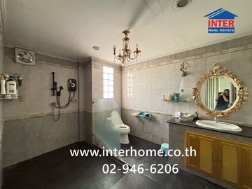 3.5-story commercial building, 40 sq.wa. (approx. 160 sq.m.), near Khlong Si Subdistrict Administrative Organization, on Khlong Luang Road (along the