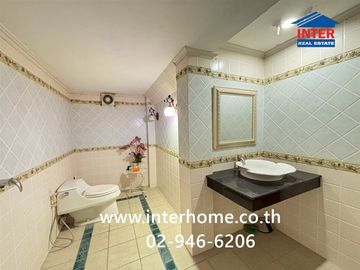 3.5-story commercial building, 40 sq.wa. (approx. 160 sq.m.), near Khlong Si Subdistrict Administrative Organization, on Khlong Luang Road (along the