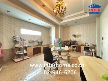 3.5-story commercial building, 40 sq.wa. (approx. 160 sq.m.), near Khlong Si Subdistrict Administrative Organization, on Khlong Luang Road (along the