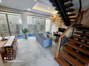 DIJUAL RUMAH MODERN DI CIGADUNG DAGO COBLONG BANDUNG Dgn Kolam Pribadi