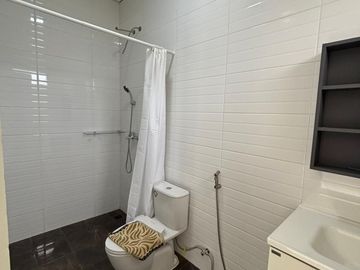 Rumah Hook 2,5 Lantai 4+1 Kamar Selatan dan Barat di Eminent