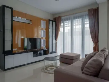 Dijual villa 3 lantai ada kolam renang dan gazebo lokasi bangunjiwo yogyakarta