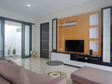 Dijual villa 3 lantai ada kolam renang dan gazebo lokasi bangunjiwo yogyakarta