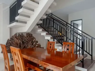 Dijual villa 3 lantai ada kolam renang dan gazebo lokasi bangunjiwo yogyakarta