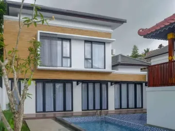 Dijual villa 3 lantai ada kolam renang dan gazebo lokasi bangunjiwo yogyakarta