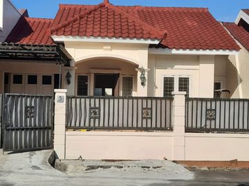 Rumah Keluarga Di Boulevard Hijau Harapan Indah, 3+1 KT, Rp67 Juta/Tahun