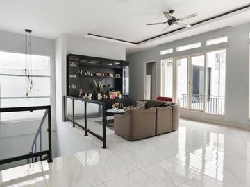 Dijual Rumah Dalam Cluster di Sektor 5 Bintaro Dengan Swimmin Pool dan KT Utama di Bawah GB-18528