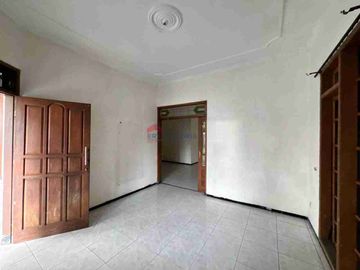 Rumah 4 Kamar dg Halaman Luas di Jalan Poros Dieng Malang