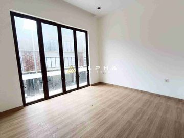 Dijual Cepat Rumah 3 Lantai di The Icon Central, Batam Center