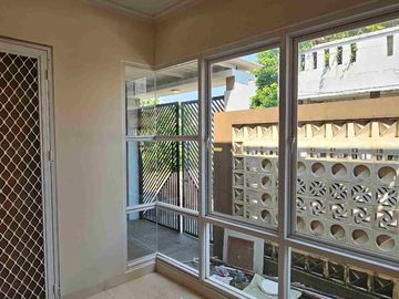 dijual murah rumah sudah renov interior customer di sektor 6 gading serpong
