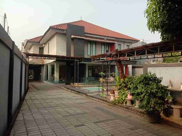 Dijual Rumah dengan Private Pool di Kelapa Dua Wetan, Jakarta Timur