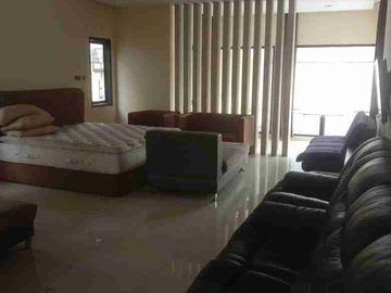 Dijual Rumah dengan Private Pool di Kelapa Dua Wetan, Jakarta Timur