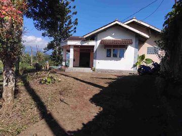 Di jual villa dan tanah kosong di bawah harga pasaran .lokasi sangat strategis dekat taman bunga nusantara ci panas.sangat cocok untuk villa keluarga dan komersial .