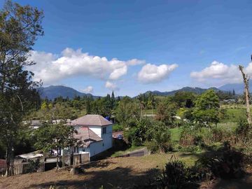Di jual villa dan tanah kosong di bawah harga pasaran .lokasi sangat strategis dekat taman bunga nusantara ci panas.sangat cocok untuk villa keluarga dan komersial .