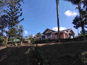 Di jual villa dan tanah kosong di bawah harga pasaran .lokasi sangat strategis dekat taman bunga nusantara ci panas.sangat cocok untuk villa keluarga dan komersial .