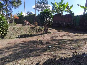 Di jual villa dan tanah kosong di bawah harga pasaran .lokasi sangat strategis dekat taman bunga nusantara ci panas.sangat cocok untuk villa keluarga dan komersial .