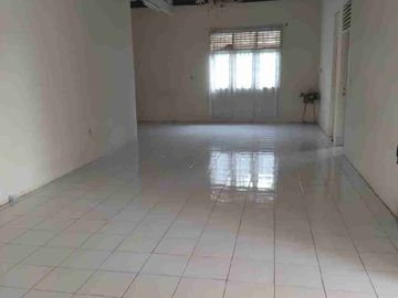 Di jual villa dan tanah kosong di bawah harga pasaran .lokasi sangat strategis dekat taman bunga nusantara ci panas.sangat cocok untuk villa keluarga dan komersial .