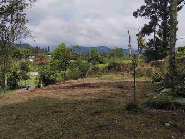 Di jual villa dan tanah kosong di bawah harga pasaran .lokasi sangat strategis dekat taman bunga nusantara ci panas.sangat cocok untuk villa keluarga dan komersial .