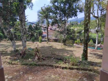 Di jual villa dan tanah kosong di bawah harga pasaran .lokasi sangat strategis dekat taman bunga nusantara ci panas.sangat cocok untuk villa keluarga dan komersial .
