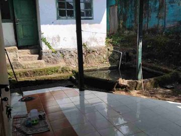 Di jual villa dan tanah kosong di bawah harga pasaran .lokasi sangat strategis dekat taman bunga nusantara ci panas.sangat cocok untuk villa keluarga dan komersial .
