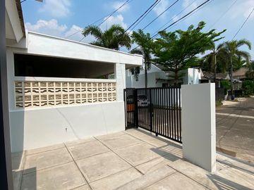 Dijual Rumah Full Renovasi Siap Huni di Kawasan Strategis Serpong Selangkah dari BSD Plaza & Binus