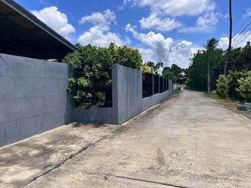 For sale: Holiday home with land, including two additional guesthouses. Conveniently located near Mittraphap Road and shopping malls. | 93345