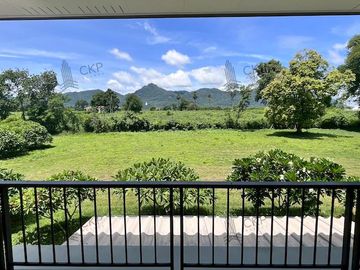 For sale: Holiday home with land, including two additional guesthouses. Conveniently located near Mittraphap Road and shopping malls. | 93345