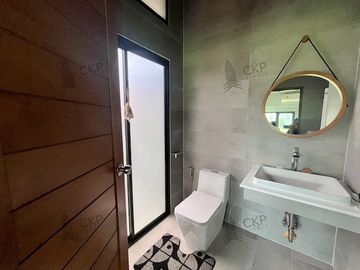 For sale: Holiday home with land, including two additional guesthouses. Conveniently located near Mittraphap Road and shopping malls. | 93345