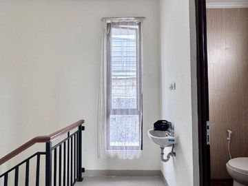 Rumah Siap Huni Dalam Town House Eksklusif - Hanya 2 KM ke Tol Krukut