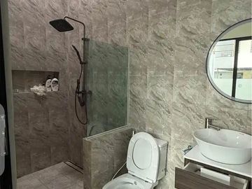 Lokasi Prima! Rumah Modern Furnished di Parakan Batununggal, Dekat Akses Tol & Pusat Kota