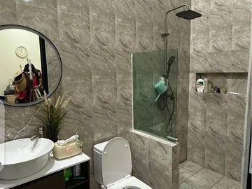 Lokasi Prima! Rumah Modern Furnished di Parakan Batununggal, Dekat Akses Tol & Pusat Kota